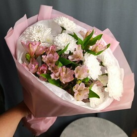 "Любимчик" букет из хризантем и альстромерий