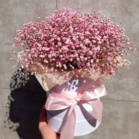 Композиция из 5 гипсофил в шляпной коробке