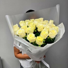 25 белых роз