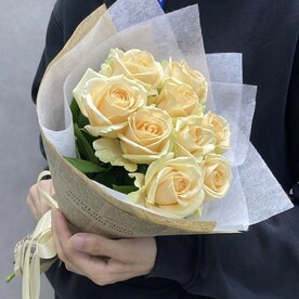 Букет с кремовыми розами