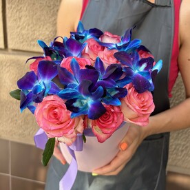 Коробочка с космической орхидеей и розами