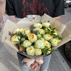 Букет пионовидные кустовые розы