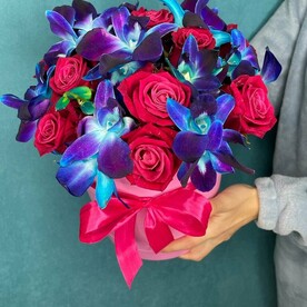 Коробочка роза с космической орхидеей