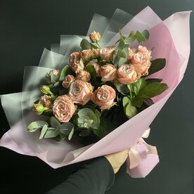 Букет кустовых пионовидных роз Мадам Бомбастик.