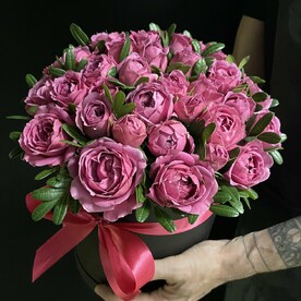 Букет кустовых пионовидных роз Мисти Баблз в шляпной коробке.