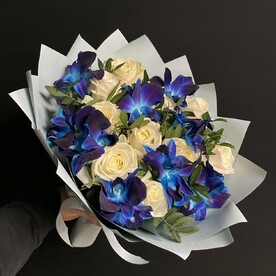 Букет белых роз и космических орхидей.