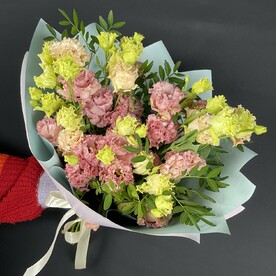 Букет из махровой эустомы.