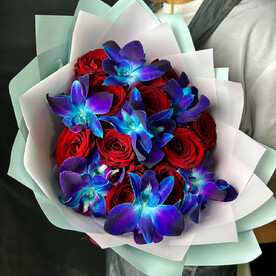 Букет Роза красная с космической орхидеей