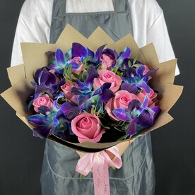 Авторский букет с розовыми розами и космической орхидеей