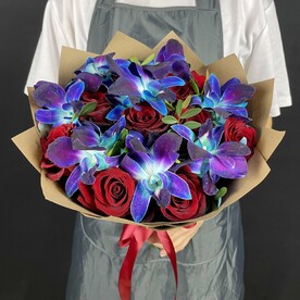 Букет авторский с розовой розой, космическими орхидеями и писташ.