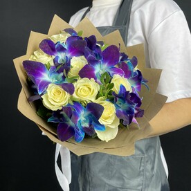 Авторский букет с белыми розами, космическими орхидеями и писташ