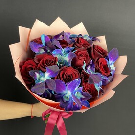 Букет красные розы с космической орхидеей