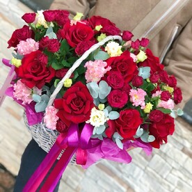 Корзина сборная с красными розами