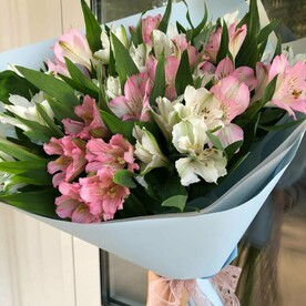 Букет с альстромерией