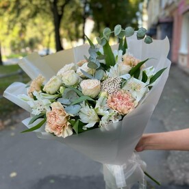 Букет с кустовой розой, альстромерией, диантусами, эвкалиптом