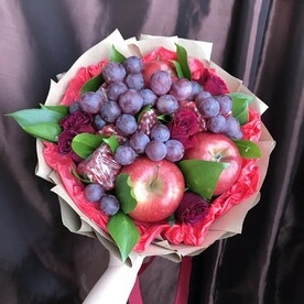 Букет из фруктов "Красный бархат"