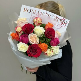 Букет из 17 разноцветных роз
