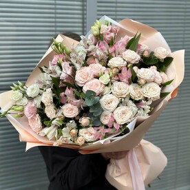 Сборный букет с эустомой