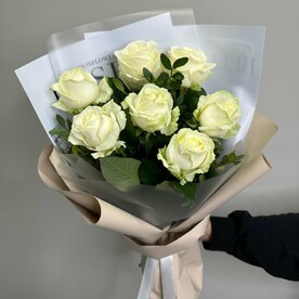 7 белых роз в стильной упаковке