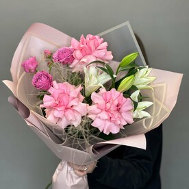 Букет из 3 ажурных роз с лилией