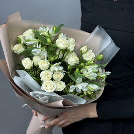 Букет из кустовых роз и альстромерии