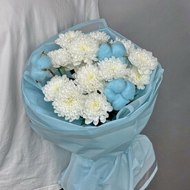 Букет из хризантем и хлопка