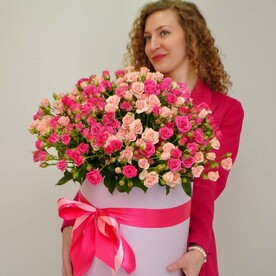 Большой букет кустовых роз в коробке