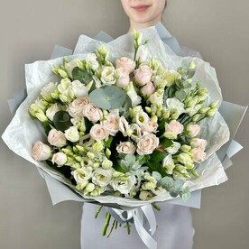 Авторский букет с эустомой, кустовой пионовидной розой и эвкалиптом