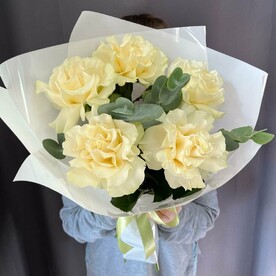 Букет 5 французких роз с эвкалиптом