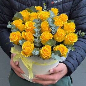 Желтые розы в коробке