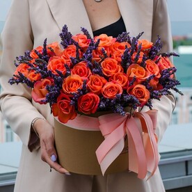 Букет оранжевых роз в коробе со статицей