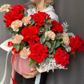 Букет с прекрасными розами и стойкими диантусами