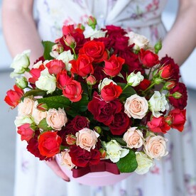 Букет кустовых роз в коробке