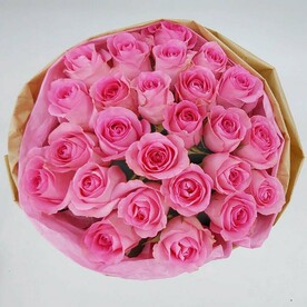 25 розовых роз