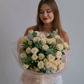 Букет кустовых роз 60 см с эвкалиптом