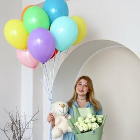 Прекрасный подарок с 9 белых роз мягкого мишки и 12 шаров