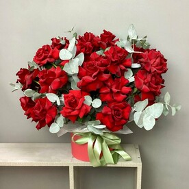 15 французких роз  премиум в коробе с эвкалиптом