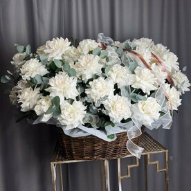 Букет французских белых роз в корзине