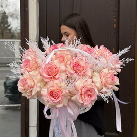 Корзина с 15 розовыми французскими розами и лимониумом
