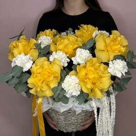 Яркая корзина роз