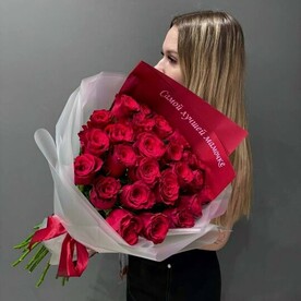 Букет из 25 красных роз 50 см