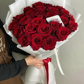 Букет красных длинных роз