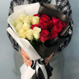 Букет красных и белых роз