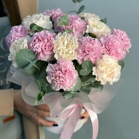 Диантусы в шляпной коробочке