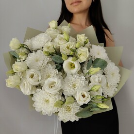 Букет из кустовых хризантем и эустомы с веточками эвкалипта, букет 646