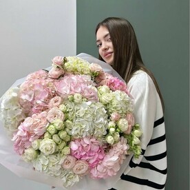 Премиум букет из гортензии и куствовой пионовидной розы