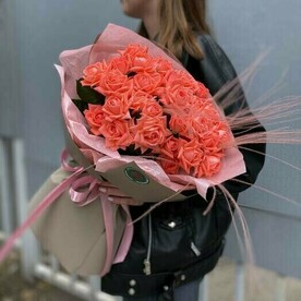 Букет кустовых коралловых роз