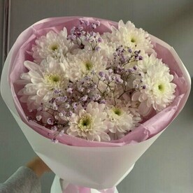 Нежный букет с хризантемой и гипсофилой