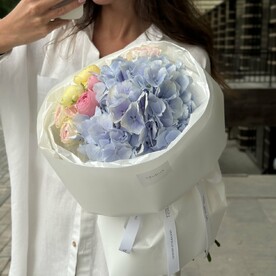 Букет с гортензией и пионовидной розой