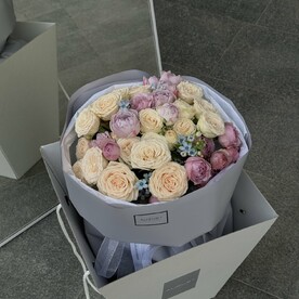 Букет из кустовых роз с незабудками